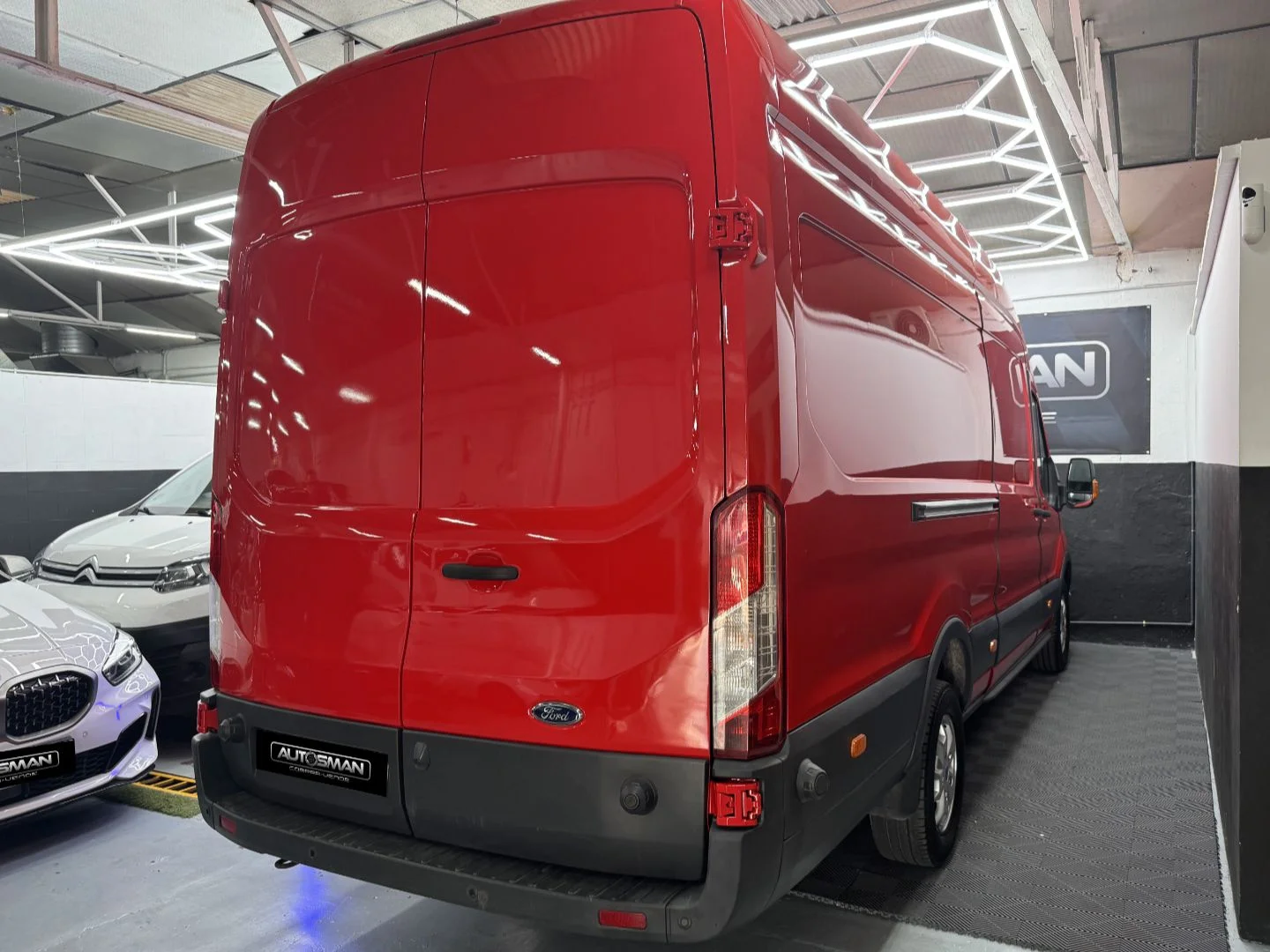 FORD Transit  L3H2 Van Ambiente Delantera 2018 Diésel Rojo - Motor